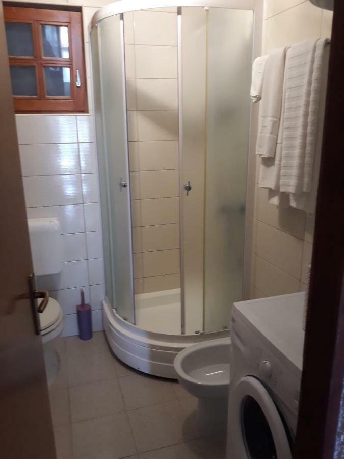 צזריקה Apartman Grospic 2 מראה חיצוני תמונה