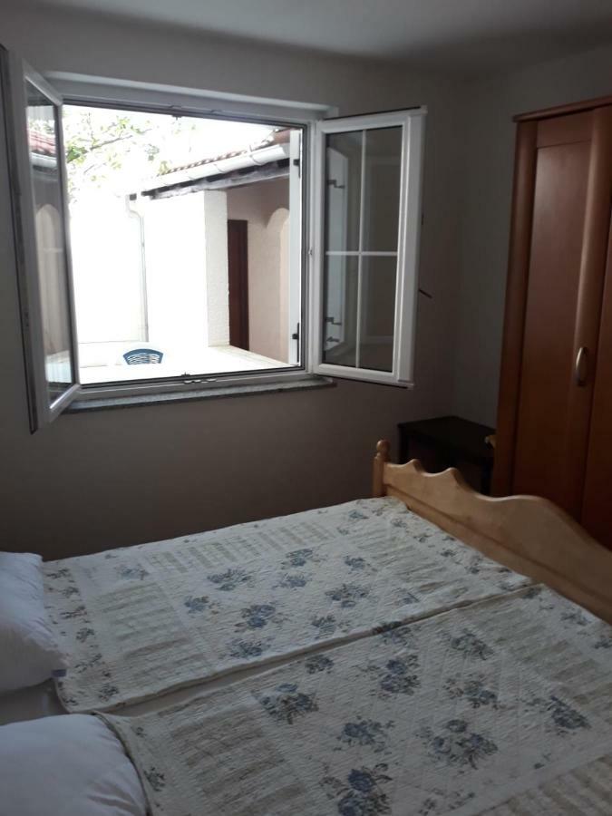 צזריקה Apartman Grospic 2 מראה חיצוני תמונה