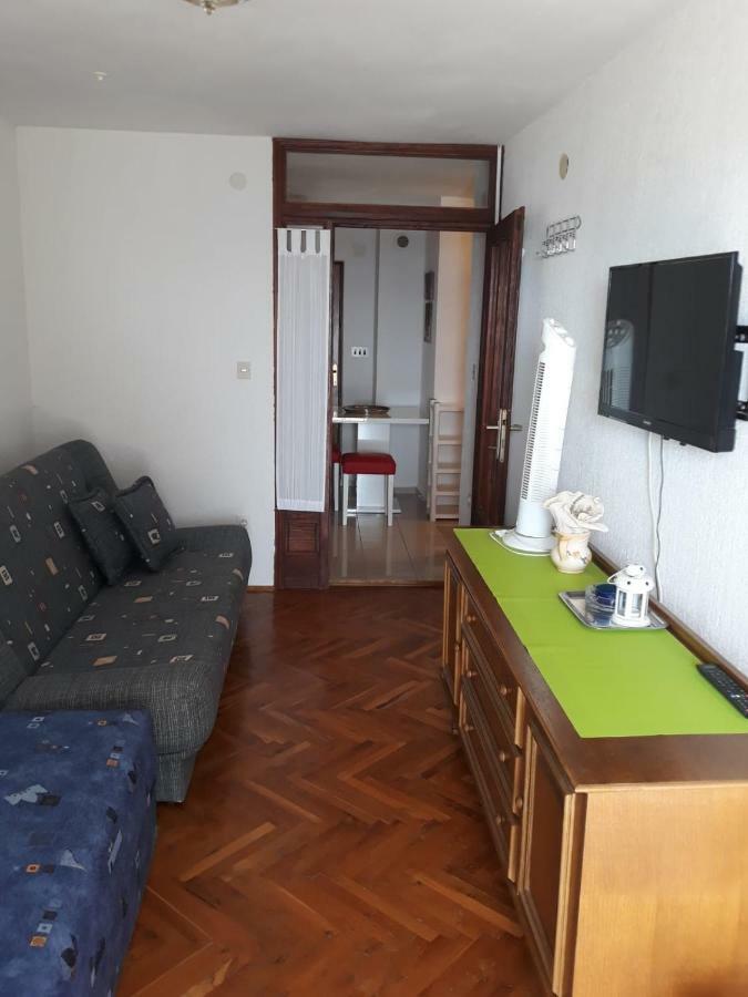 צזריקה Apartman Grospic 2 מראה חיצוני תמונה