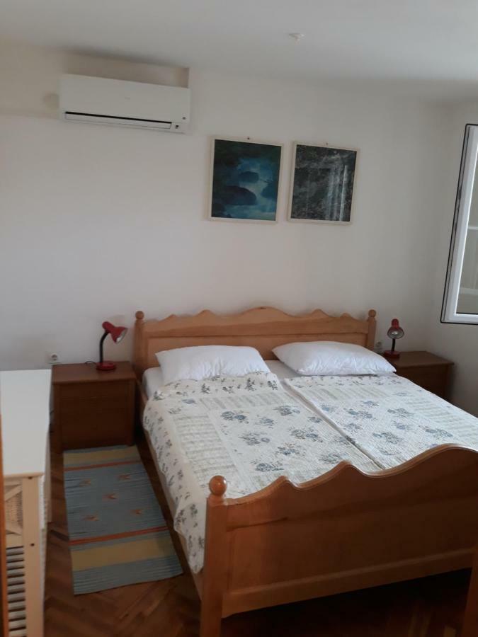 צזריקה Apartman Grospic 2 מראה חיצוני תמונה